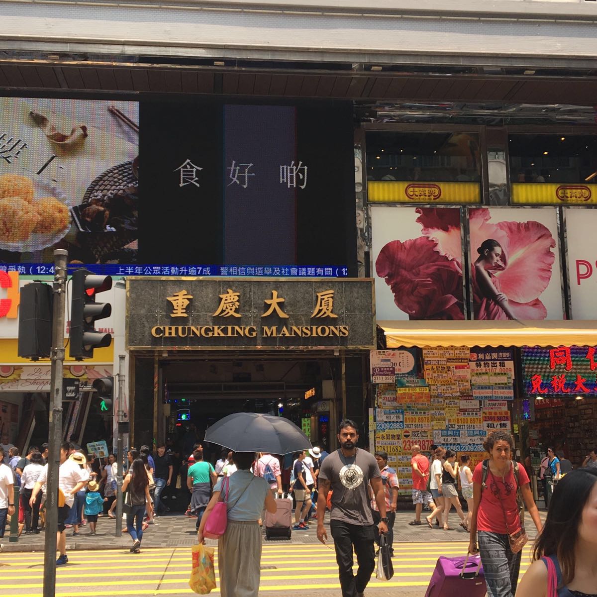 香港重庆大厦景点,重庆大厦算不得是什么风景,只因当年一部「重庆森林