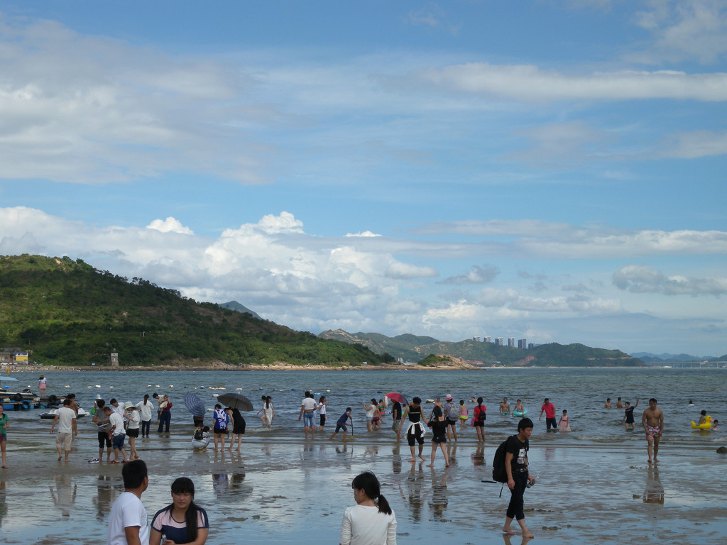 老板在微信介绍附近海滩景点,知道我们想看日出,发了定位和图片过来