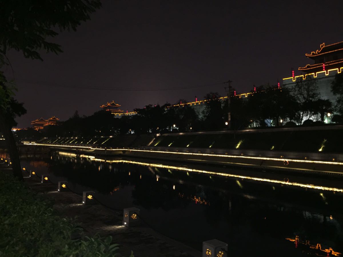 感觉夜景非常的漂亮,护城河紧挨着城墙,护城河的灯光夜景跟城墙的夜景