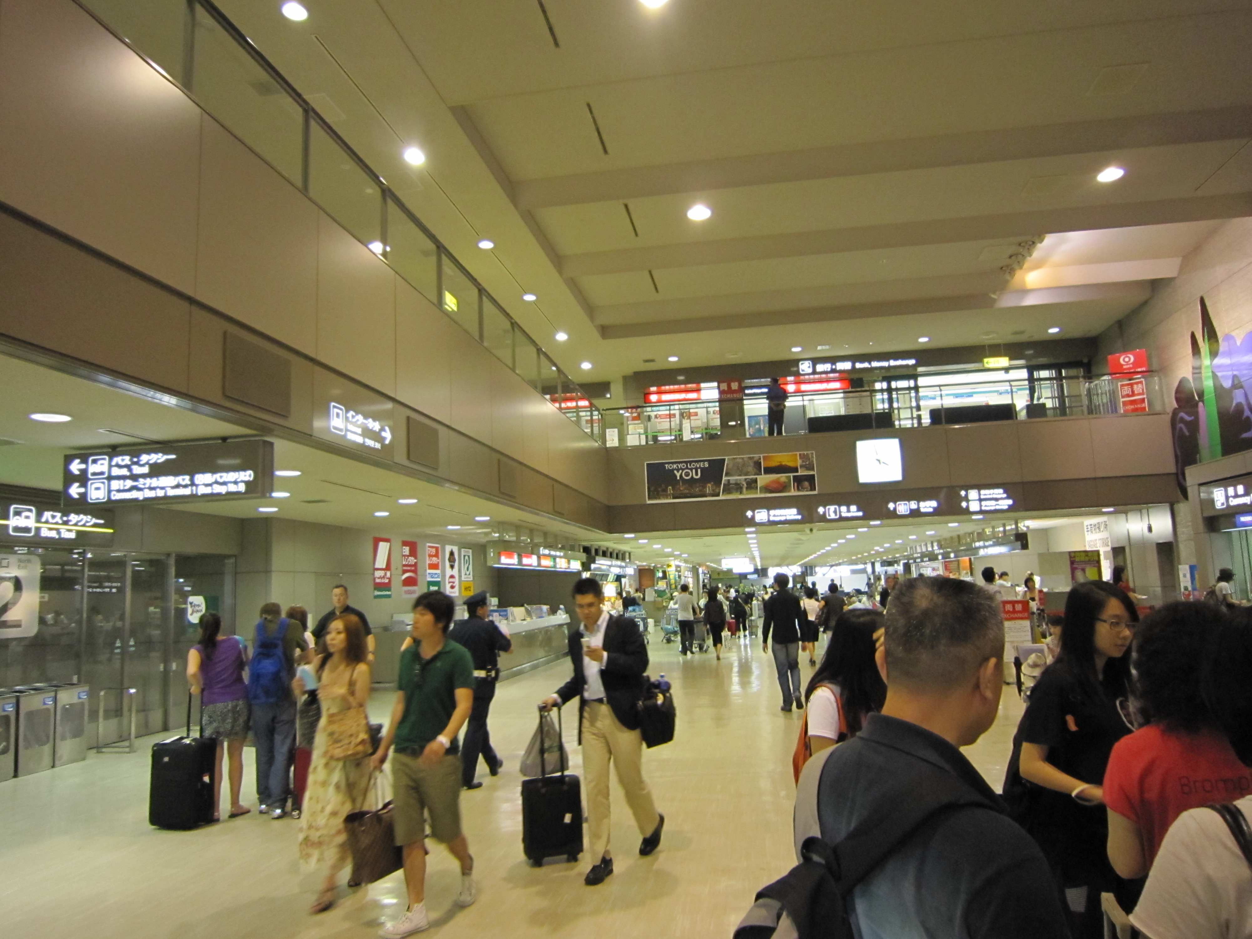 东京有两个机场,一个是成田机场,另一个是羽田机场.