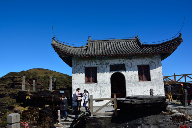 老金顶上观新金顶,瀑布云在澎湃.
