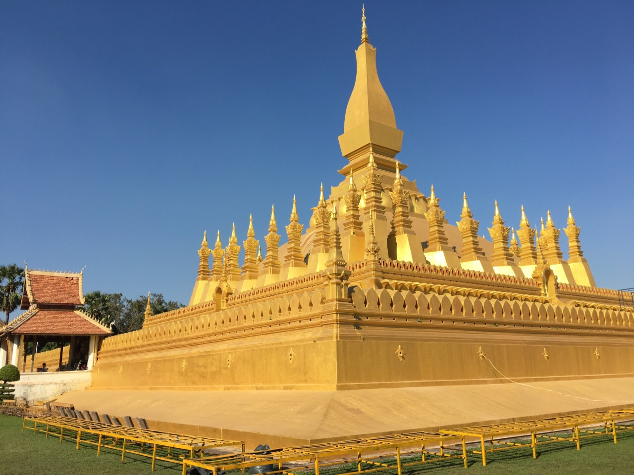 老挝国徽上有大佛塔主塔,万象标志性的建筑之一,大金塔在蓝天下挺