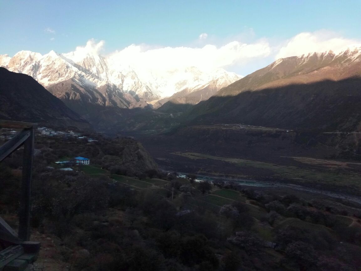 索松村坐落在雅鲁藏布江腹地深处的高山之问仰望南迦巴瓦峰高耸云端