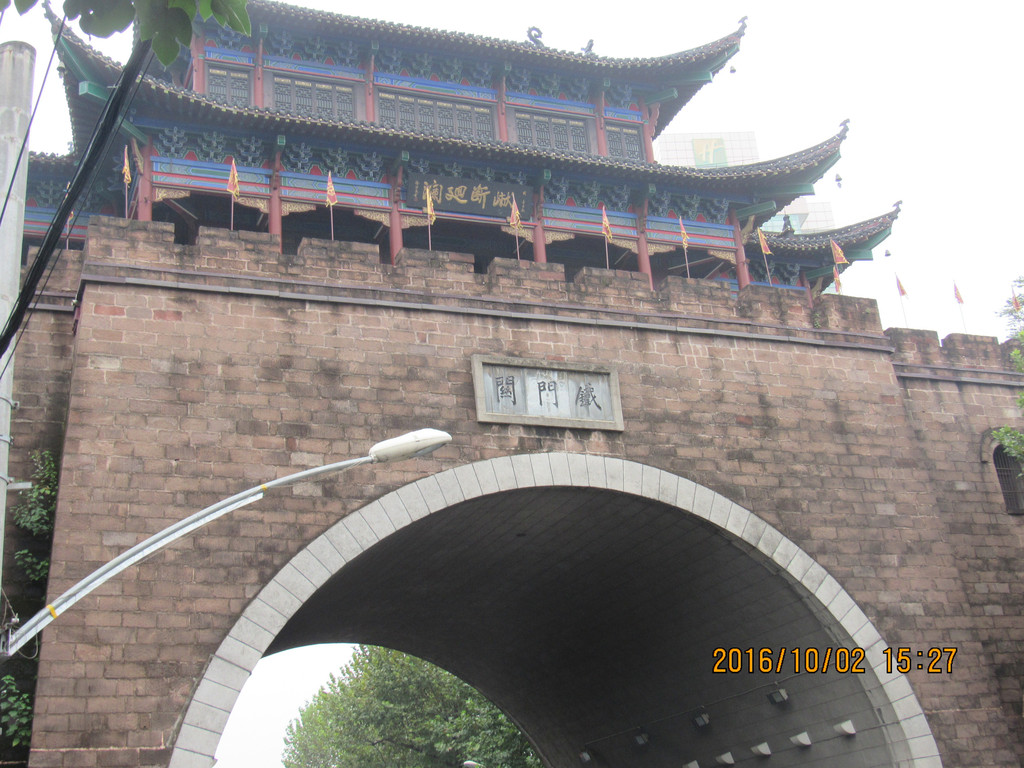 要去晴川阁路上必经过的铁门关