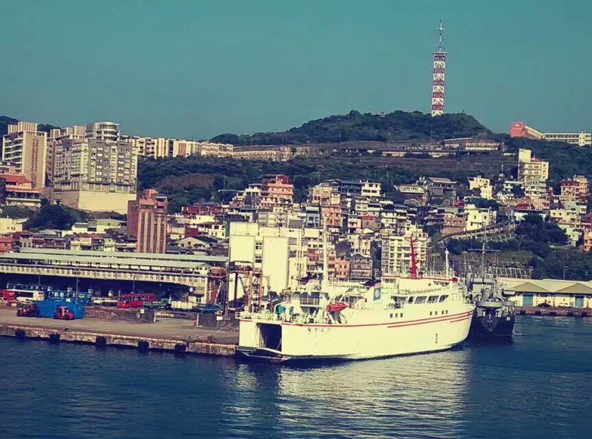 这个港口是台湾乃至亚洲著名的港口,在船上拍到基隆港的运作情况,一早