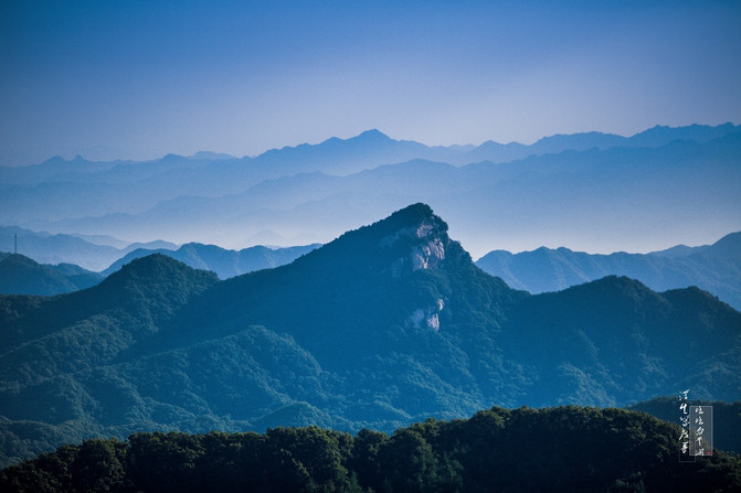 "玉树葱葱若高山,流水无痕碧千里",远远向西望去,山峦层叠,如同一副
