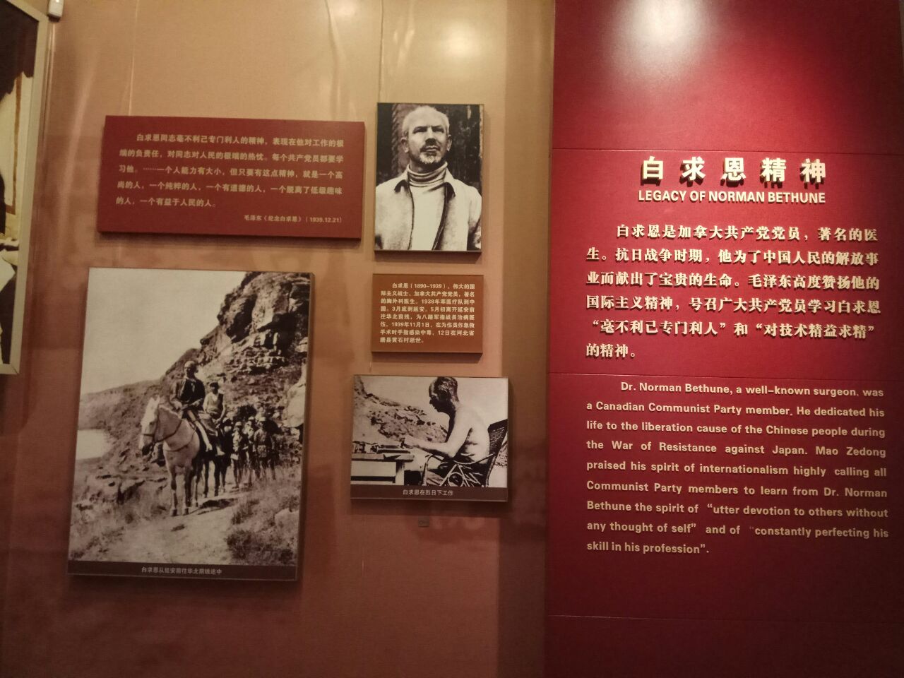 经常可以看到对着图片和文物背诵导游词的实习讲解员,以及师傅考核