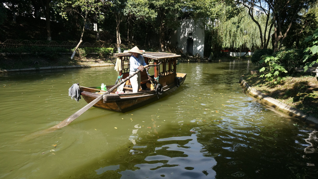 定园里头有一条小河,小河流水和古运河相通,好像条玉带环绕.