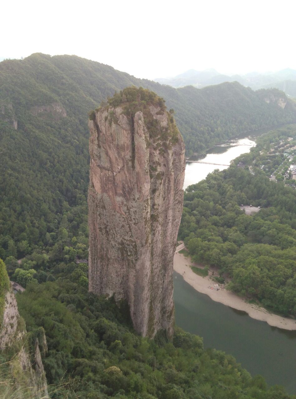 仙都风景名胜区位于缙云县仙都街道内,是由一系列小景点组成的一个