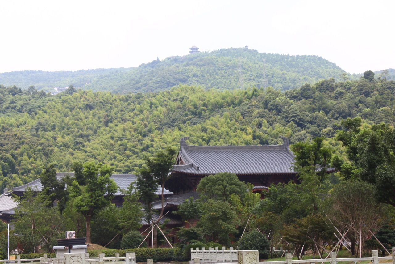 宁波的九龙湖风景区位于宁波的郊区,以前是下属镇海县的地盘,是个有