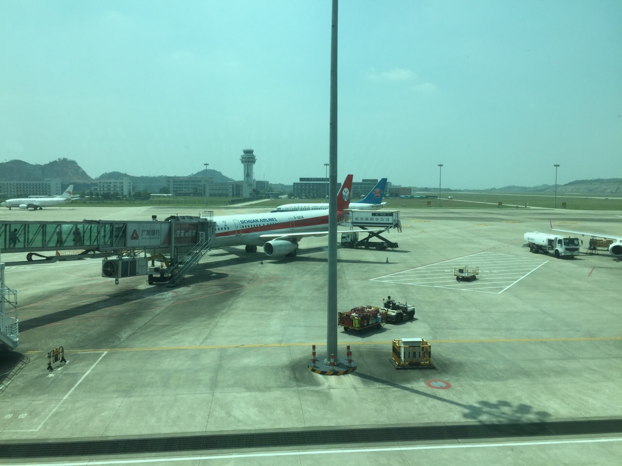 揭阳潮汕机场,是揭阳,潮州,汕头共同使用的机场,规模还可以,够一般的