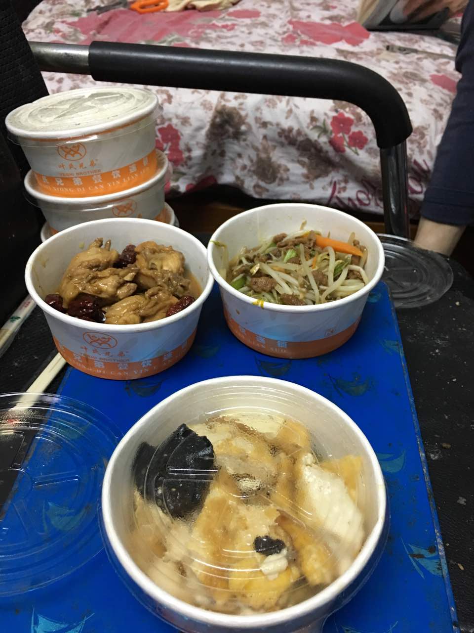 菜量比起同等快餐店要少,荤菜只有半碗,素菜稍微多一点点,有图有真相!