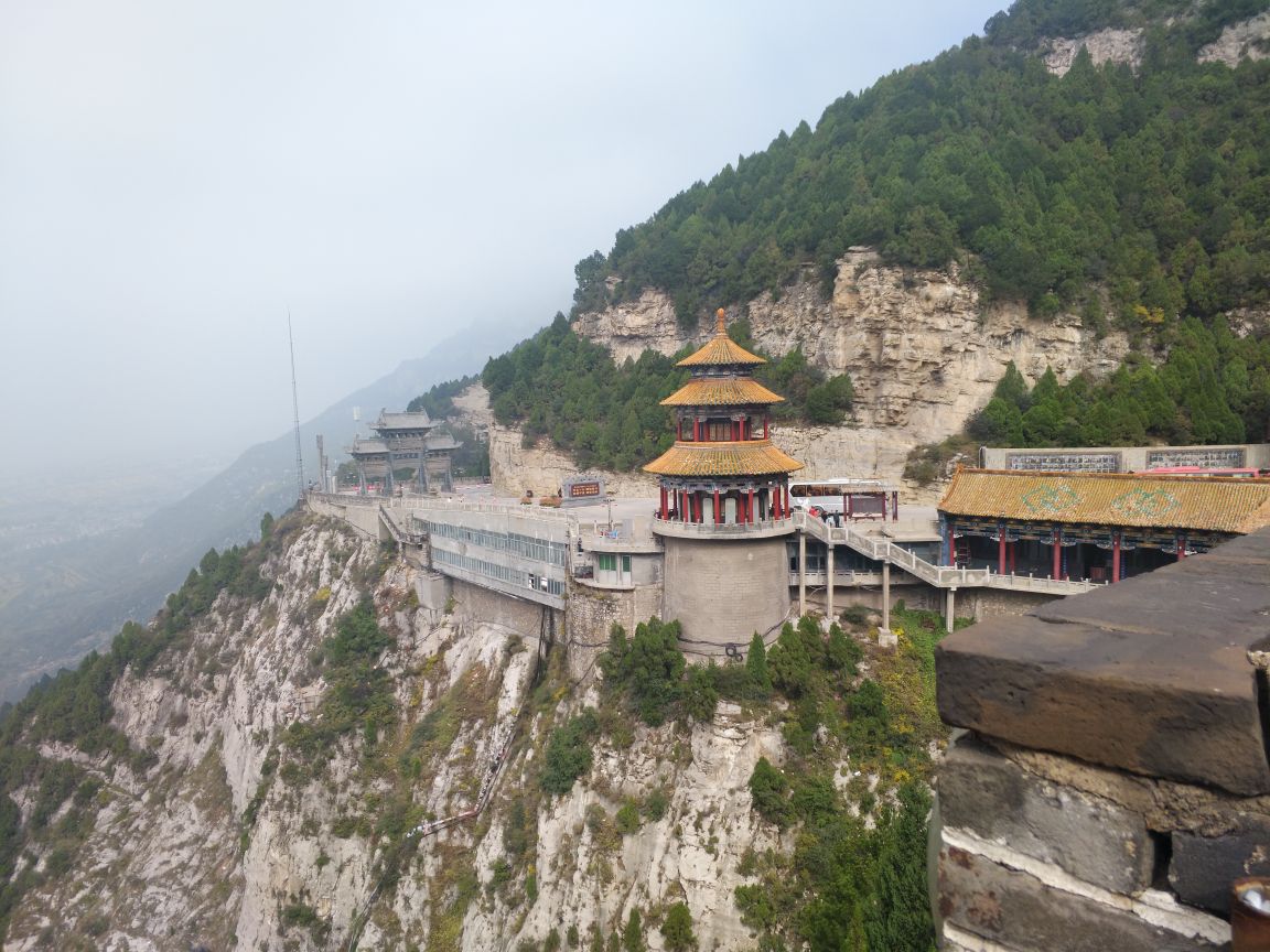 十一去的,旅游的人很多,绵山人文自然景观都很好,上下山都要坐观光车