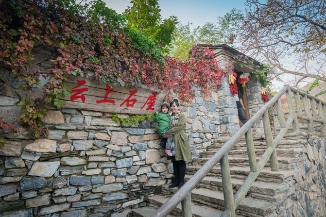 住——云上石屋 坡峰岭已经是热门的景区,云上石屋的民宿房间也是很难