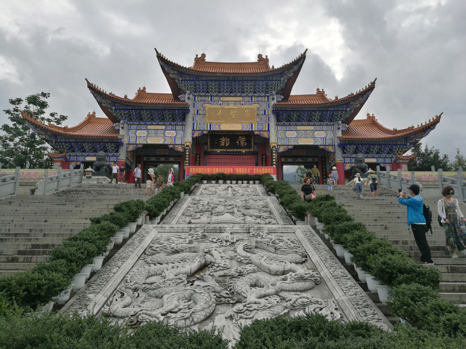 古城大门,很热闹