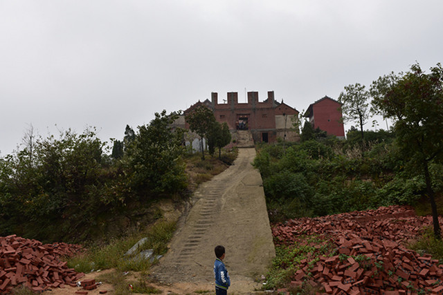 骑行河南方城垛子石山寺庙群 单漂,阴霾,顶风,路过废弃兵工厂