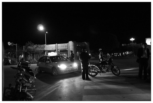 且末夜晚警察的查车.