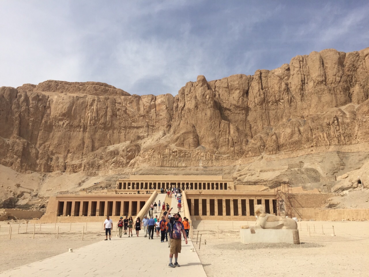 古埃及神庙一类是给神建的,另一类是给法老建的,例如拉美西斯二世神