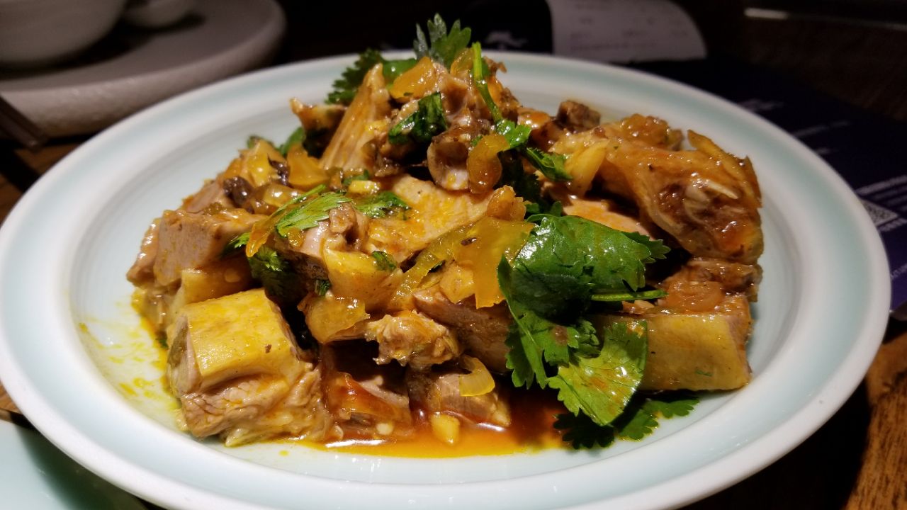 小刀鸭普普通通,蜜汁烤排骨还可以,柠檬鸭最合我的口味.