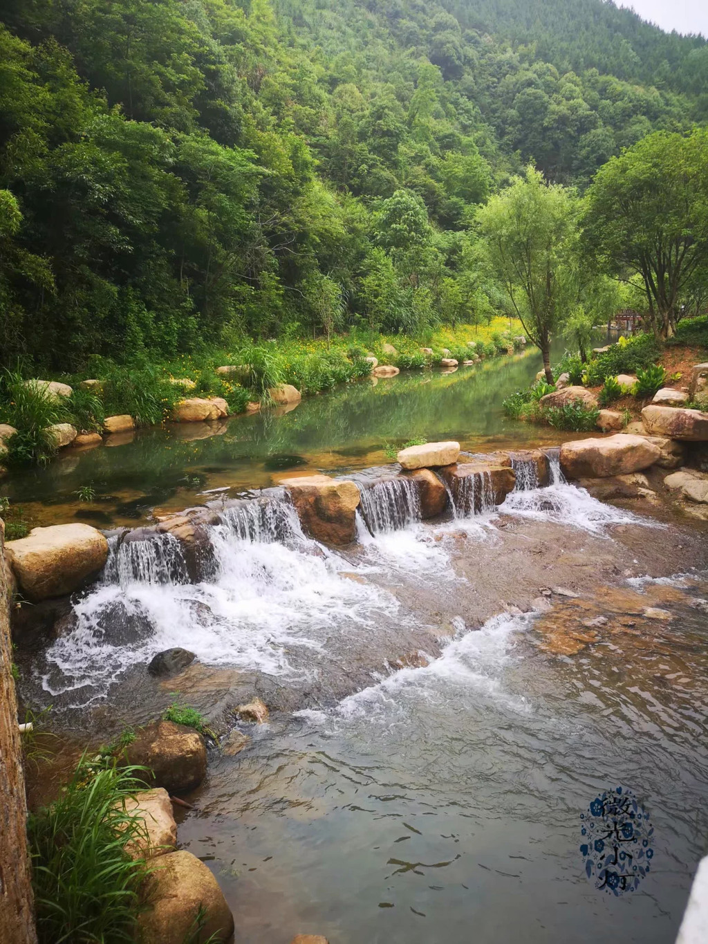 饭店旁边,小河流水哗啦啦