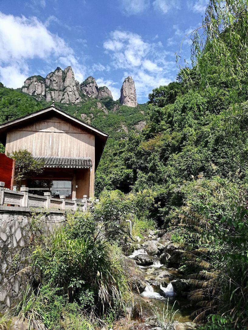 八月中旬来到浙江神仙居,自驾从上海开到那里也还可以.