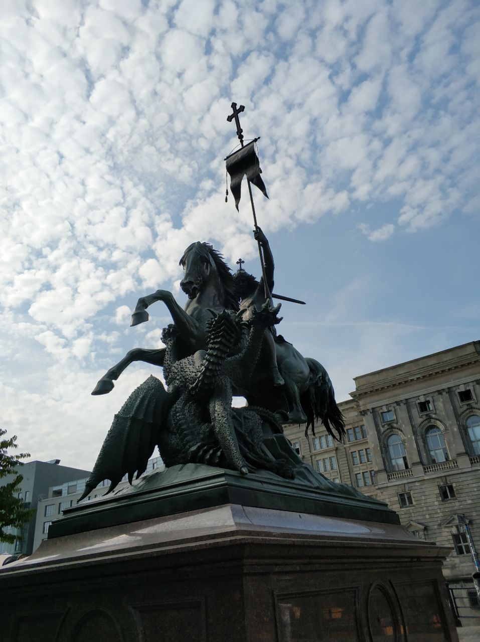 圣乔治和龙纪念雕像