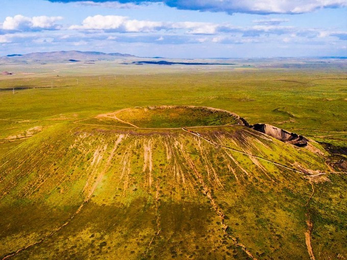 我在察哈尔火山地质公园,仰望草原
