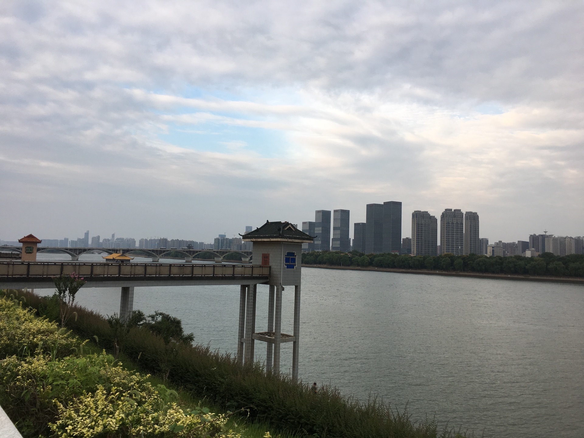 【携程攻略】长沙湘江风光带景点,湘江岸边绿化美化的