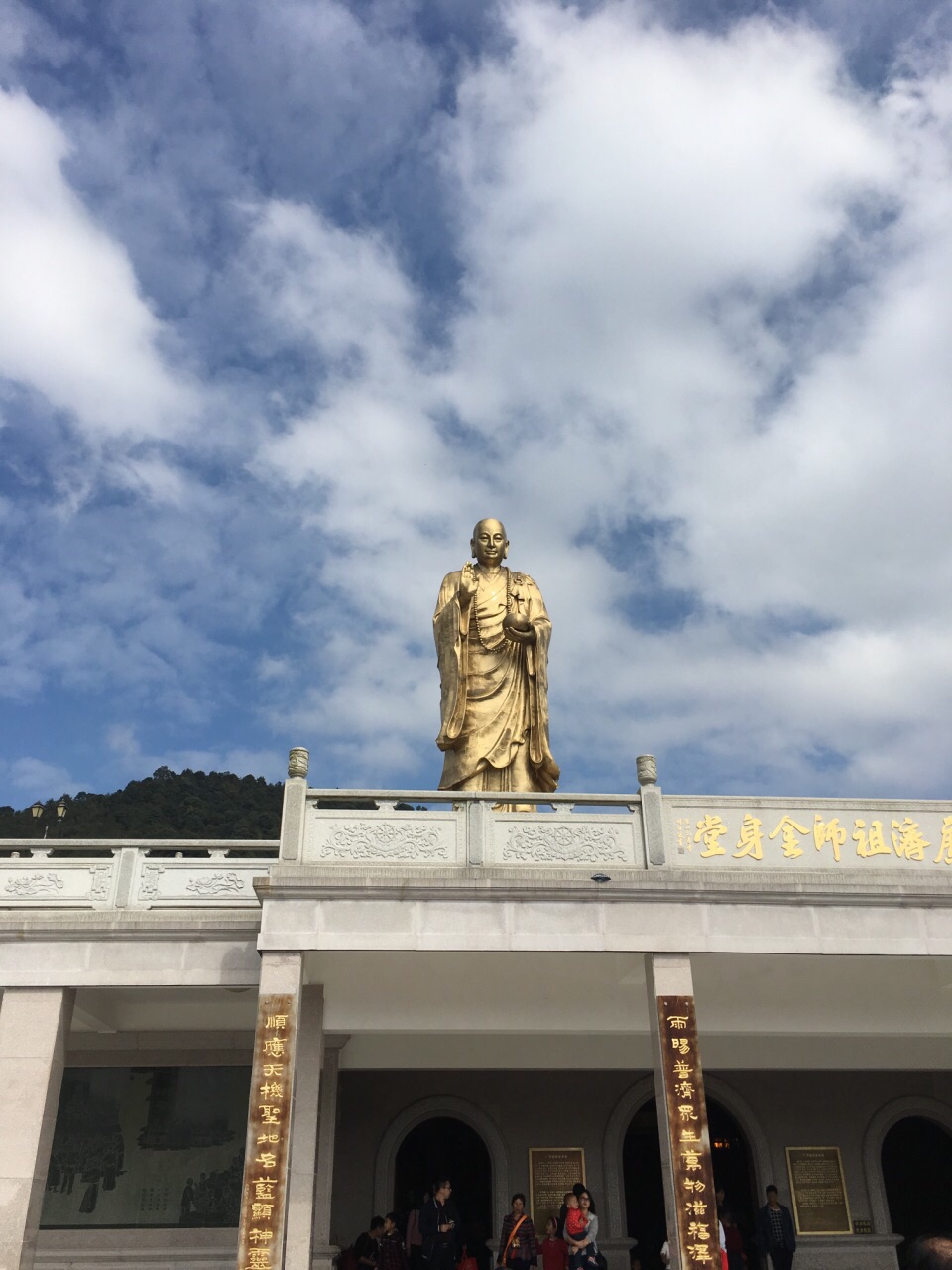 很值得一去,风景好,景区干净,空气清新,而且寺庙历史悠久,十分的灵验