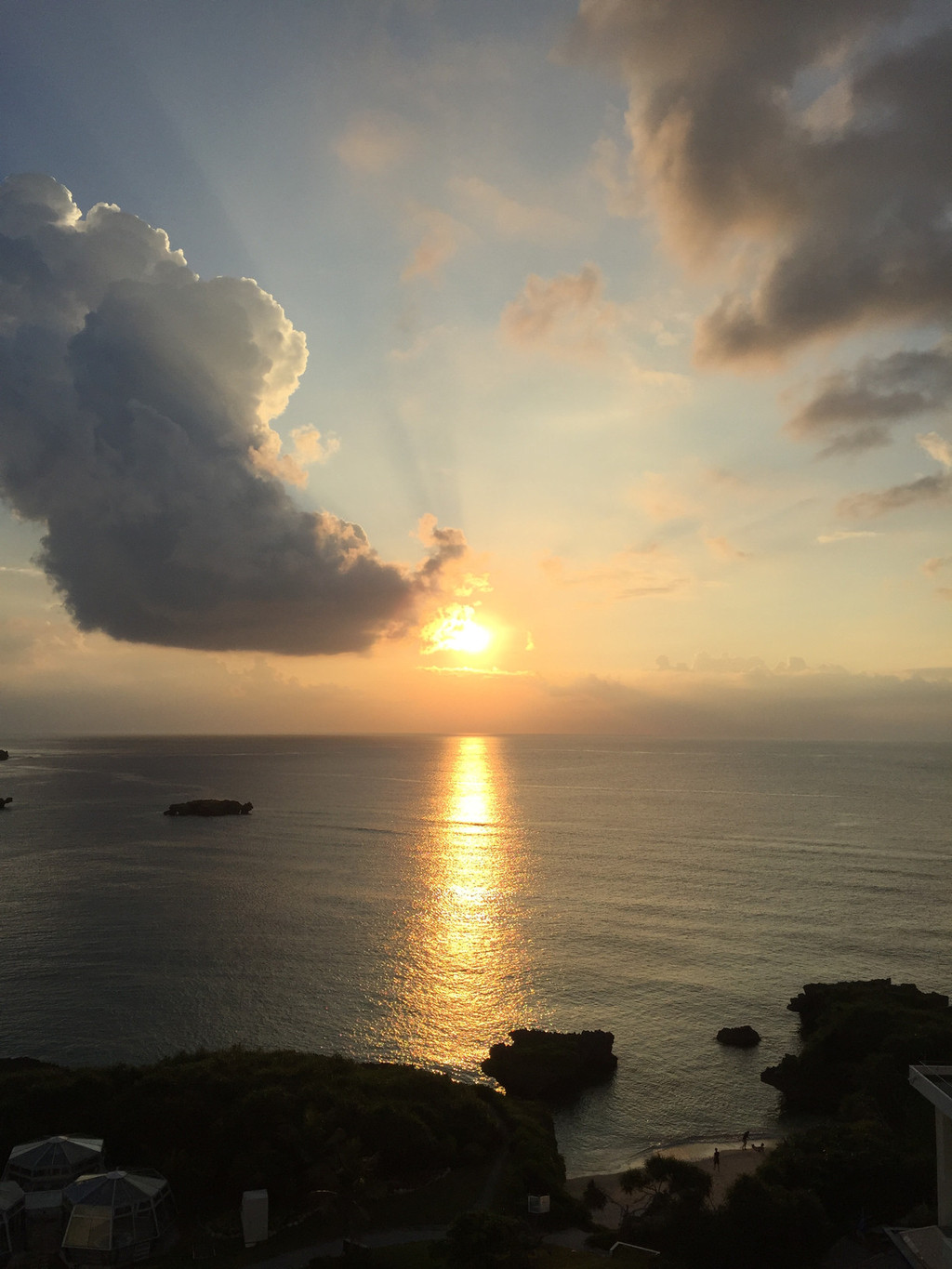 在房间里休息了一下,看到了太阳落山的美景