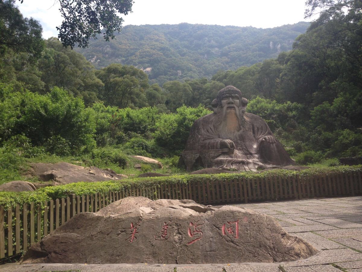清源山位于泉州市北郊,俗称北山,主景区距离泉州市区3公里,交通很方便。 清源山是泉州第一个也是唯一的一个5A级景区,可以算是泉州的标志性景点了。山并不高,海拔才500多米,所以大可不必把清源山的行程当做爬山之旅,可能用休闲锻炼来形容会更加合适一点。 据泉州府志记载,清源山最早开发于秦代,唐代儒、道、释三家竞相占地经营,所以景区内有着 儒、道、释三家的各种旧迹,可以一一体会。 整座山最大的亮点就是位于山下的老君岩,也就是老子的雕塑,它雕刻的栩栩如生,且有千年的历史。它是我国现存最大、雕技最绝、年代