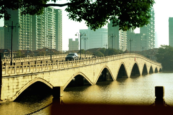 湖面上,河道中不时漂过道道桥梁,导游介绍说:绍兴因水而有桥,因桥必