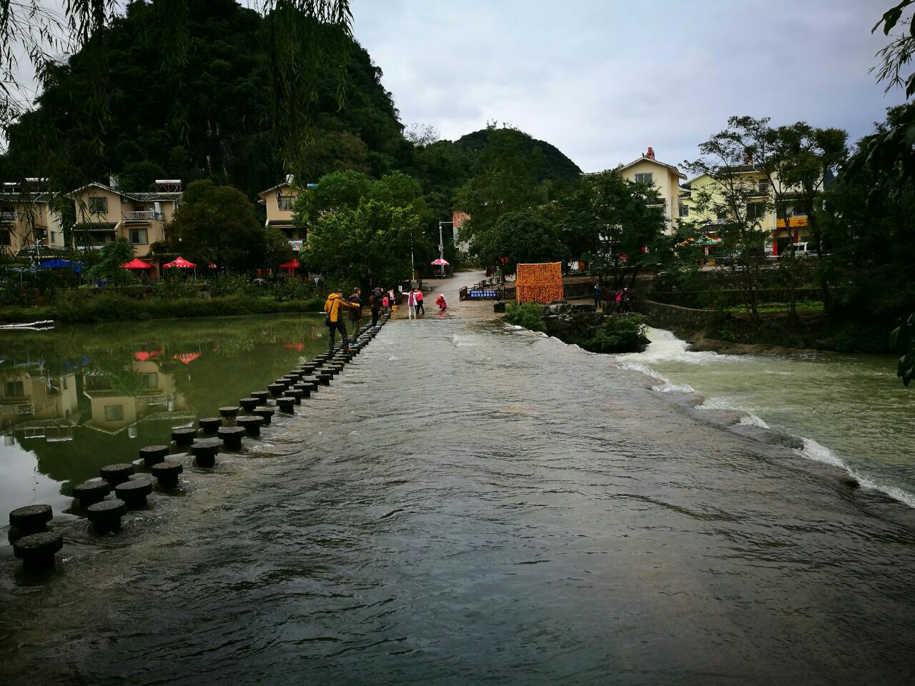 【携程攻略】恭城恭城红岩村景点,到处都系柿子树周围