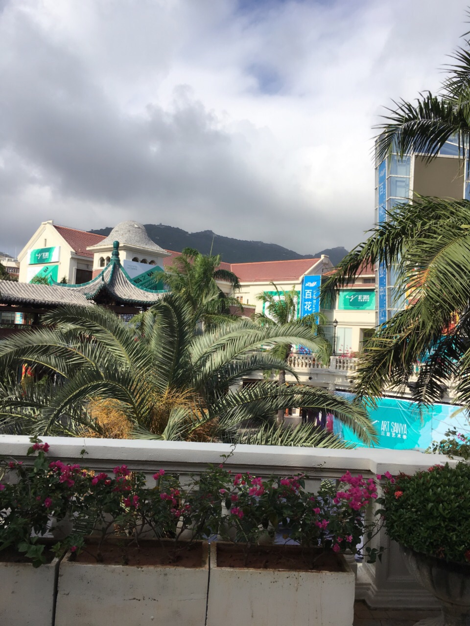 【携程攻略】三亚百花谷商业街景点,住在亚龙湾就要去这里吃饭,选择的