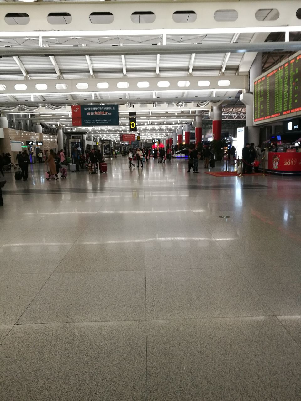 萧山机场最近几年扩建很大了,以前只有一个杭州楼变成了三个航站楼