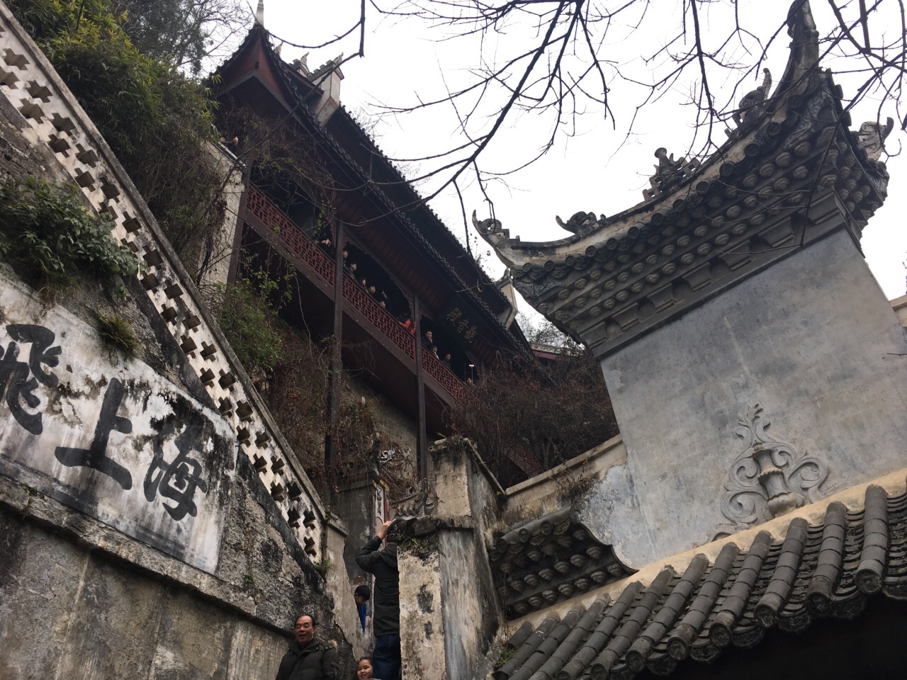 青龙洞风景区由青龙洞,紫阳书院,中元禅院,万寿宫,祝圣桥,莲花亭等六