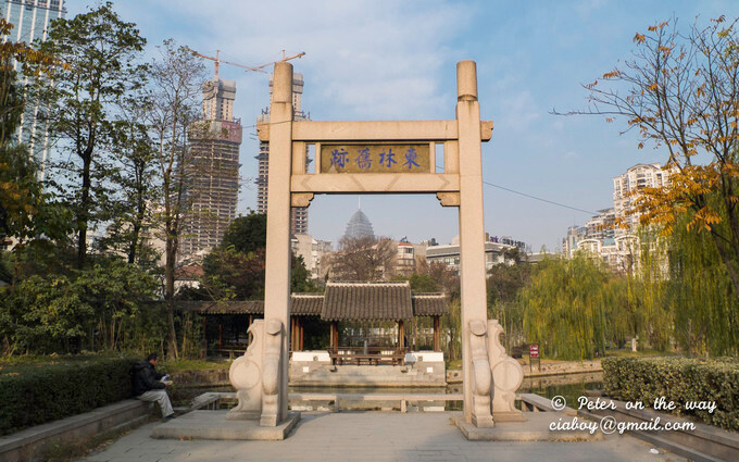 东林广场上的「东林八君子」石雕 沿著东林书院外的一条绿化带,拐进一