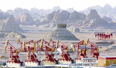 克拉玛依油田位于新疆准噶尔盆地西北缘,其钻探的第一口井在独山子油