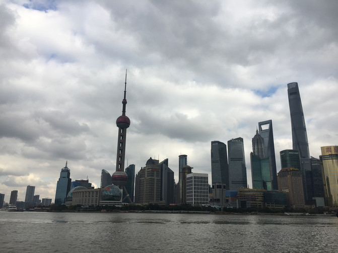 的天阴阴的,外滩对面的陆家嘴金融中心高楼林立,世纪大片的感觉.
