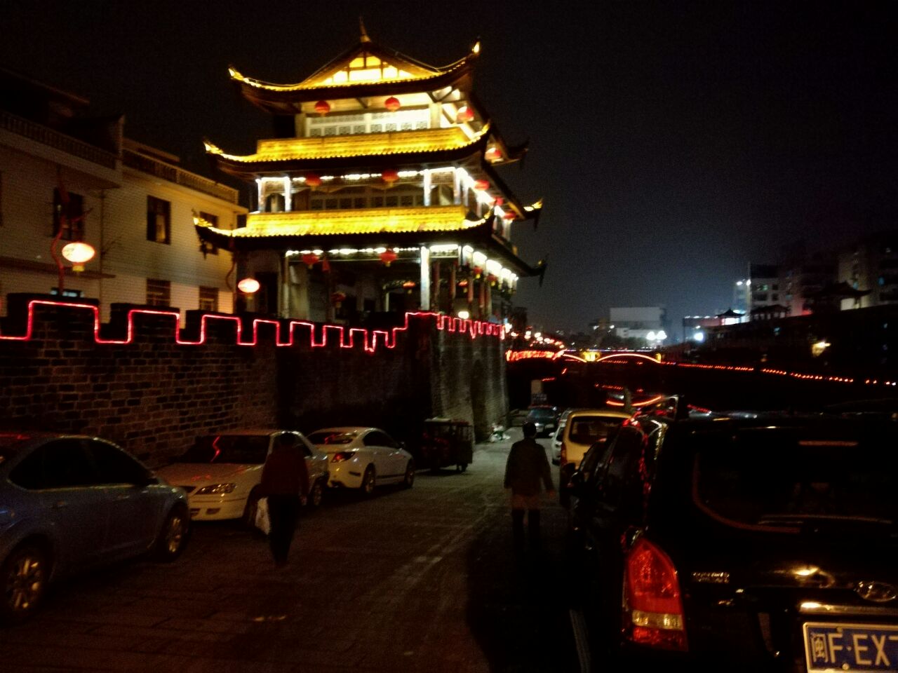 夜景非常漂亮,修缮得几乎全部完成.全程来回走路约二小时