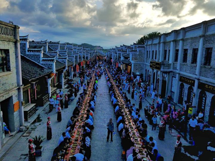 今天在黄平旧州古城就摆起了千人长桌宴,为了庆祝黄平飞行大会的胜利