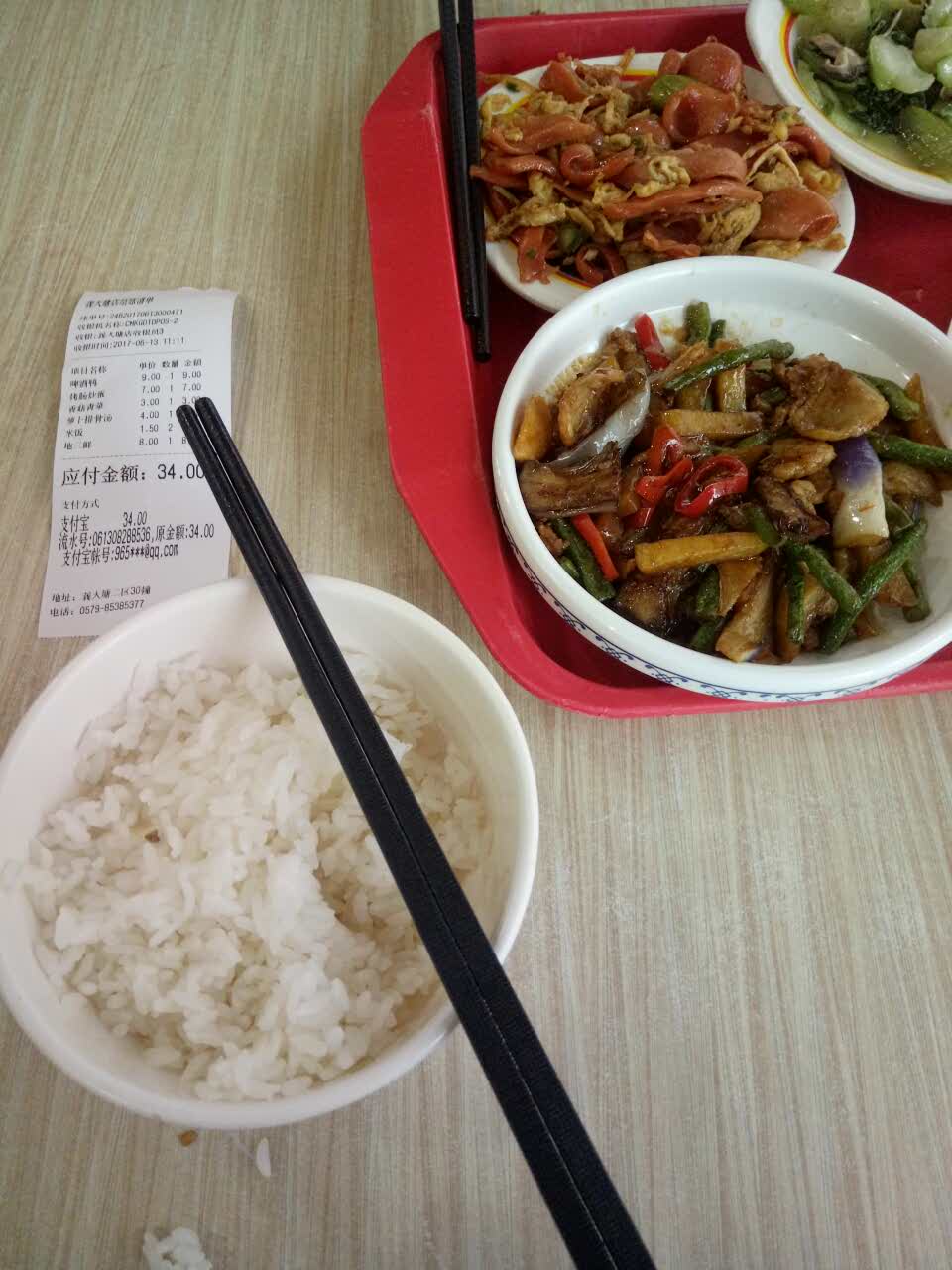 地点就在中心医院对面,很好找,中午吃饭人很多,但是菜的味道还是可以