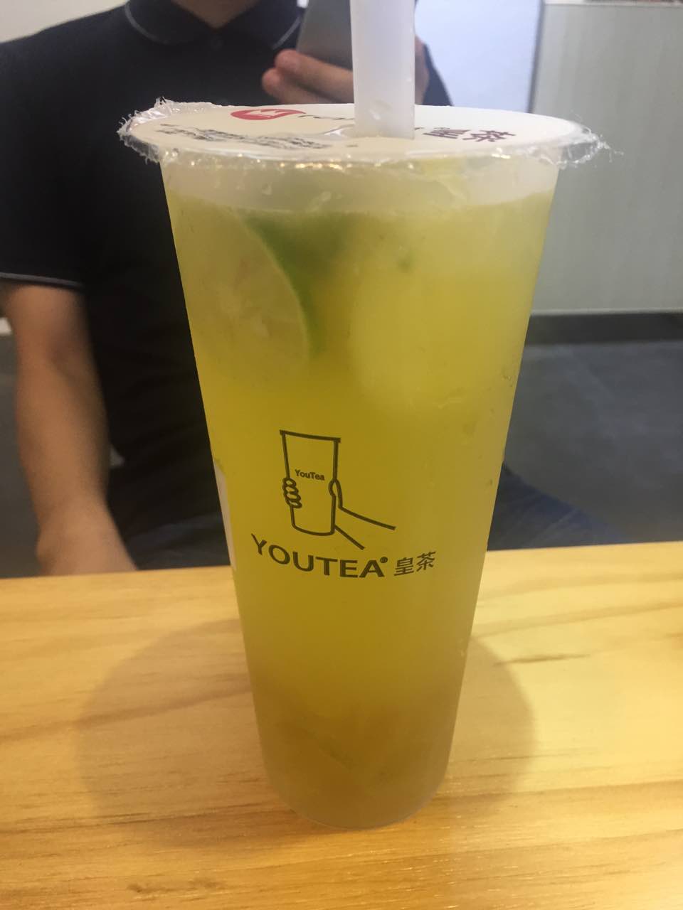 芝士桂花乌龙的奶盖味道有点不够细腻,金桔柠檬有点酸了