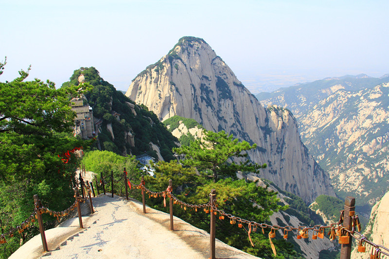 峰北临白云峰,东近量掌山,上通东西南三峰