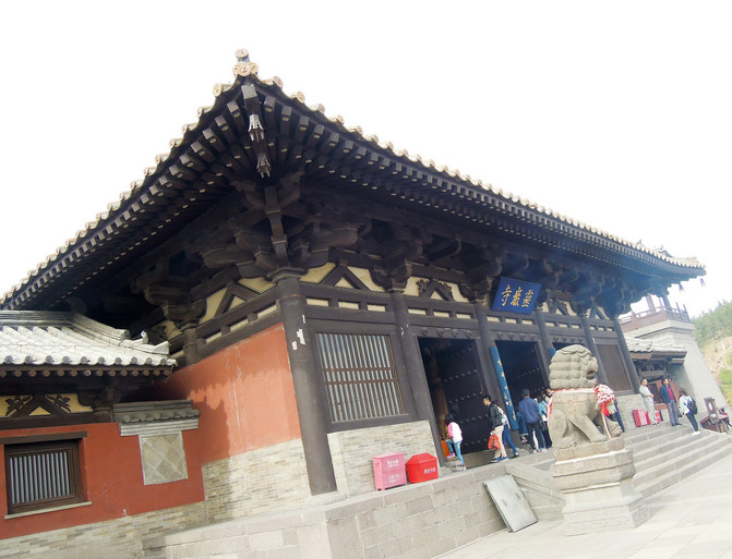 灵岩寺坐落于云冈石窟景区湖心岛中央,整个寺院为三进院落.