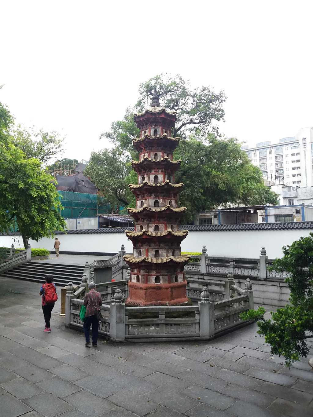 除了瘗发塔,铁塔,大雄宝殿背面局部围栏是古迹外,其余
