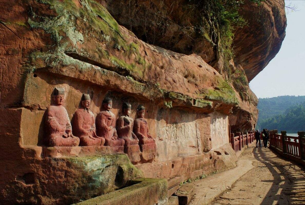 因城西北有"两山对峙,一水中流"的自然形胜而得名,而夹江千佛岩景区正