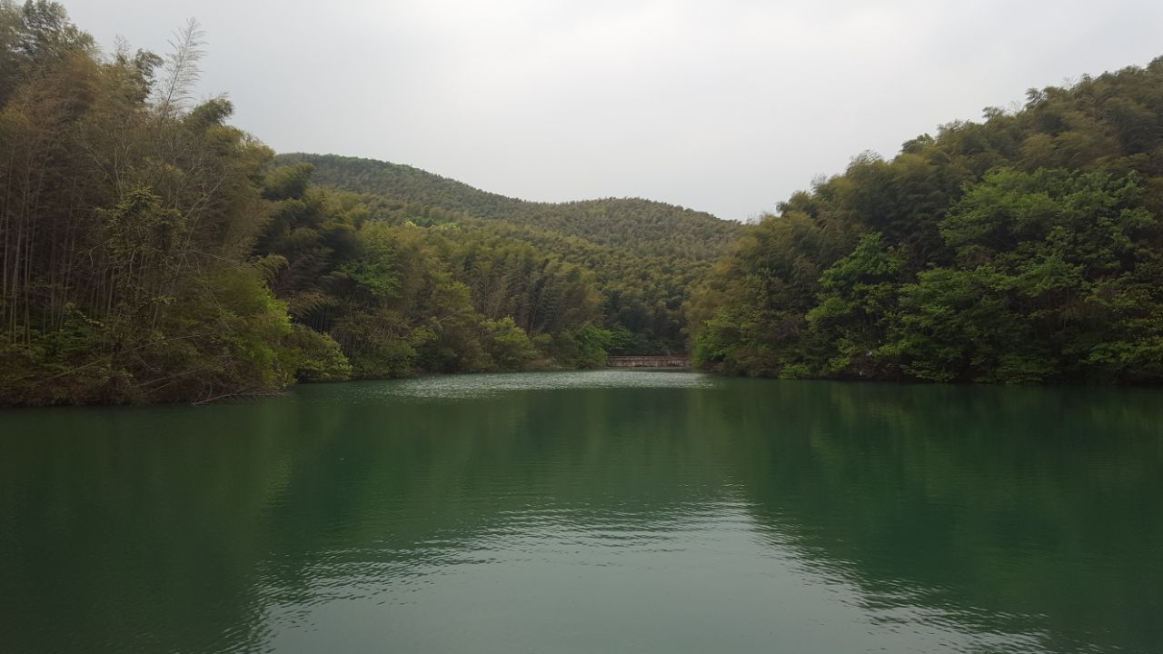 石塘竹海景区位于南京横溪村,和安徽省连接,目前正在景区改造,没什么