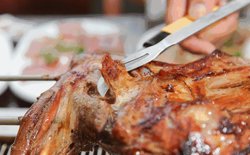 一只烤羊腿就让你彻底沦陷,藏在莱山犄角旮旯的这家小店,目测要被挤爆