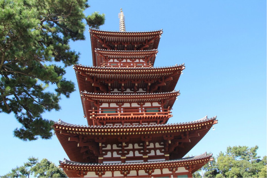 听说是奈良时代的建筑,寺里没有多少原始的建筑了,除了东塔,后来药师